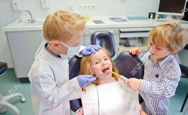 дети-играют-в-стоматолога.jpg