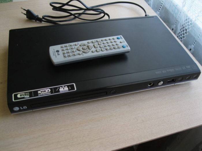Vosproizvesti-fajly-s-fleshki-na-televizore-vozmozhno-cherez-DVD-proigryvatel-c-USB-razemom-e1540325587946.jpg