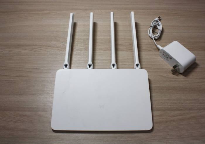 xiaomi-router-3-i-ego-adapter-pitaniya.jpg