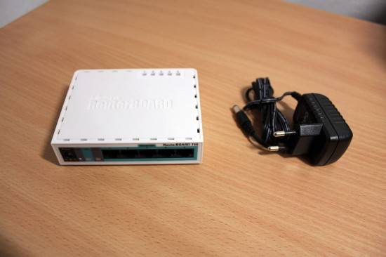 Mikrotik-RB750-power-and-box-550x366.jpg