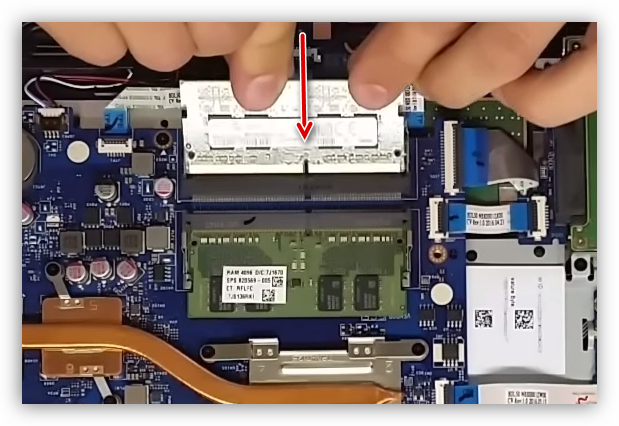 Ustanovka-modulya-pamyati-v-slot-materinskoy-platyi-noutbuka.png