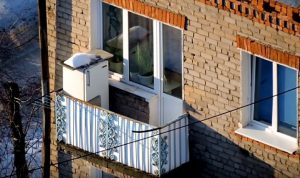 mozhno-li-stavit-holodilnik-na-balkone-zimoj-2-300x178.jpg