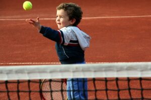 Ребенок на тренировке по теннису
